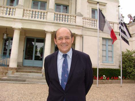 Le président Le Drian devant l\'hôtel de Courcy à Rennes