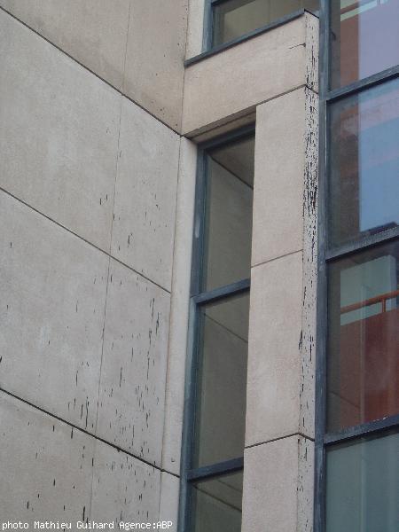 De la peinture noire a été projetée sur la façade de l\'Hôtel de Région. La grande plaque qui s\'y trouvait a d\'ailleurs été enlevée.