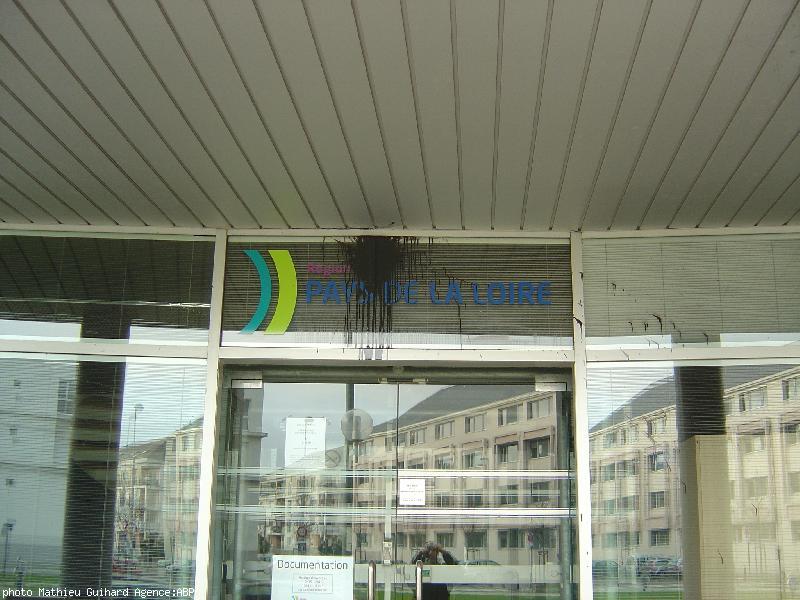 Ur voulenn liv a zo bet bannet war logo-mañ Broioù-al-Liger.