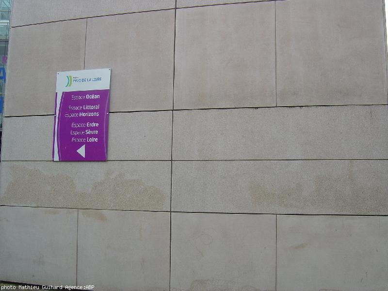 Graffitioù war ur voger eus savadurioù ar Rannvro zo bet diverket. Tachoù teñval a chom koulskoude.