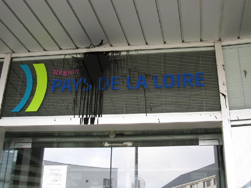 Un exemple de barbouillage symbolique contre la propagande des \"Pays de la Loire\".