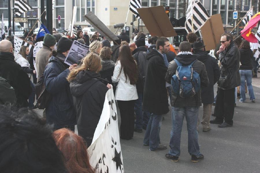 Le rassemblement devant La Poste. Le rassemblement devant La Poste.