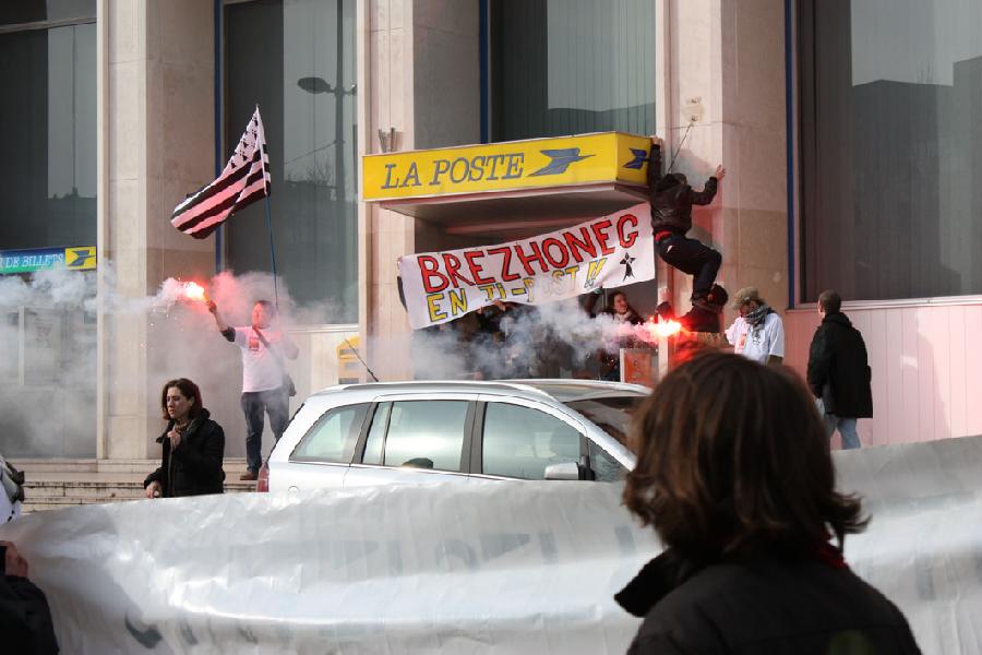 Installation d\'une banderole sur la façade de La Poste de Nantes afin de protester contre les dernières déclarations de la direction. Installation d\'une banderole sur la façade de La Poste de Nantes afin de protester contre les dernières déclarations de la direction.