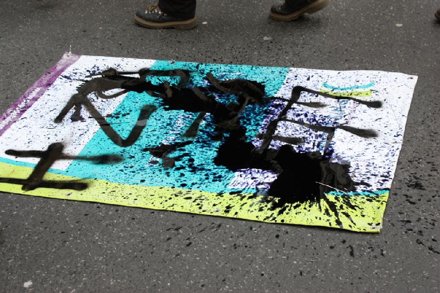 Plusieurs banderoles \"Pays de la Loire\" sont barbouillées durant la manif\'. Plusieurs banderoles \"Pays de la Loire\" sont barbouillées durant la manif\'.