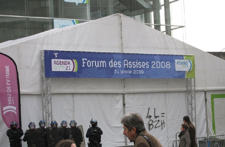 Le comité d\'accueil des assises des \"Pays de la Loire\" : des CRS et des agents de sécurité ! Le comité d\'accueil des assises des \"Pays de la Loire\" : des CRS et des agents de sécurité !