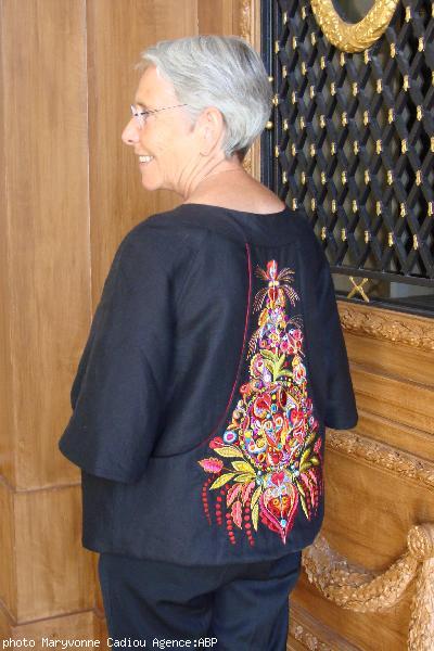 Viviane Hélias brodeuse à Quimper – une des quatre herminés 2008 – portait cette veste brodée de Pascal Jaouen lors de la remise des Colliers de l\'Hermine en septembre dernier à Rennes.