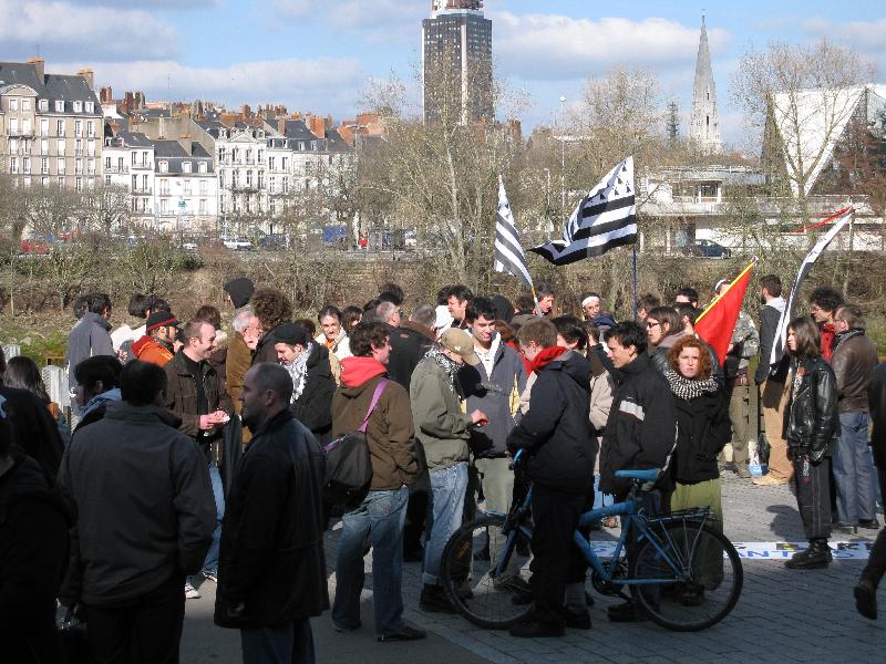 Devant le tribunal près de 200 personnes sont venues soutenir les 6 inculpés au cours de la journée.