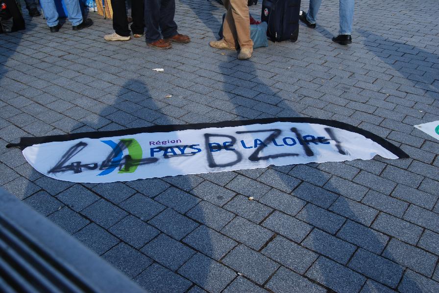 Du matériel de propagande \"Pays de la Loire\" est de nouveau barbouillé devant le tribunal pour affirmer le soutien aux 6 inculpés et réitérer la volonté politique de leurs actes.