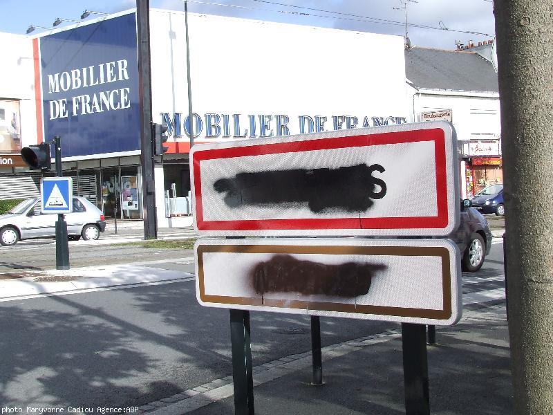 Barbouillage des panneaux bilingues breton-français. Illustration de <i>“Deux poids deux mesures”</i>. Entrée de Nantes route de Vannes. 9 mars 2008.