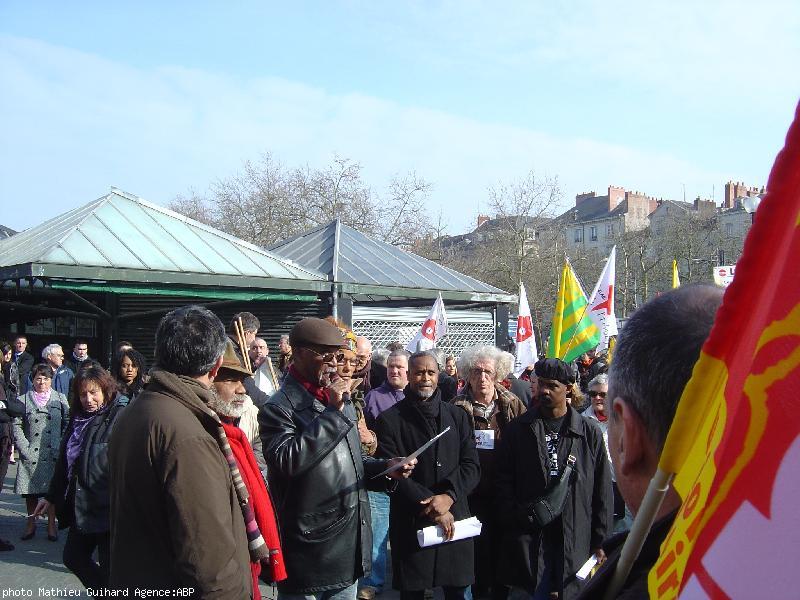 Prise de parole des organisateurs place Royale.