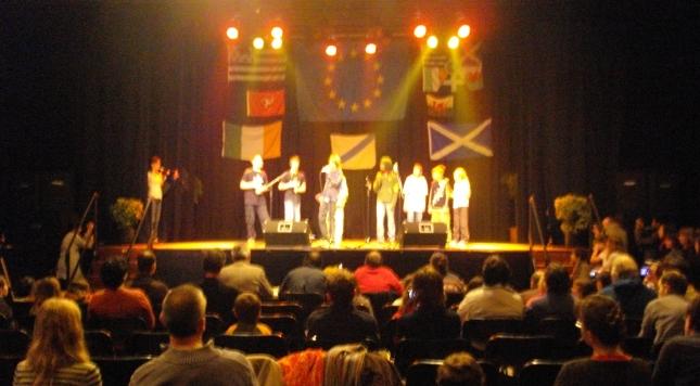 Ar strollad rapourien SDK a yelo da Bondi gant \"Kan Kaer filhore\".