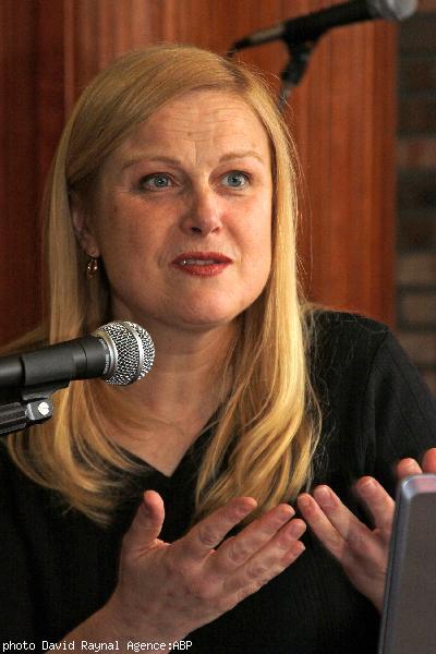 Rozenn Milin la directrice du programme Sorosoro en conférence à la Mission Bretonne.