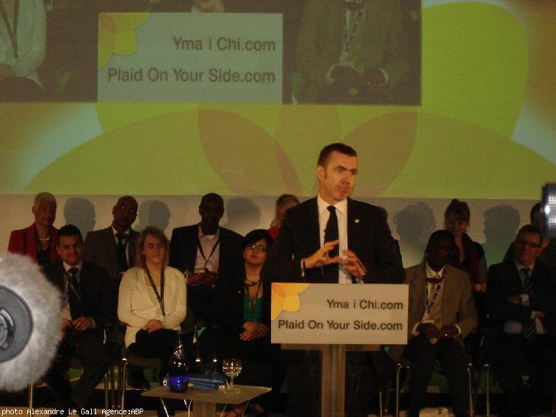 Adam Price député Plaid Cymru à Westminster évoque la Bretagne dans son discours.