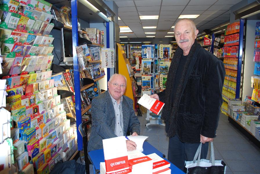Gérard Le Gouic en signature en compagnie du père de Marie
Lester son ami Jean Faillère.