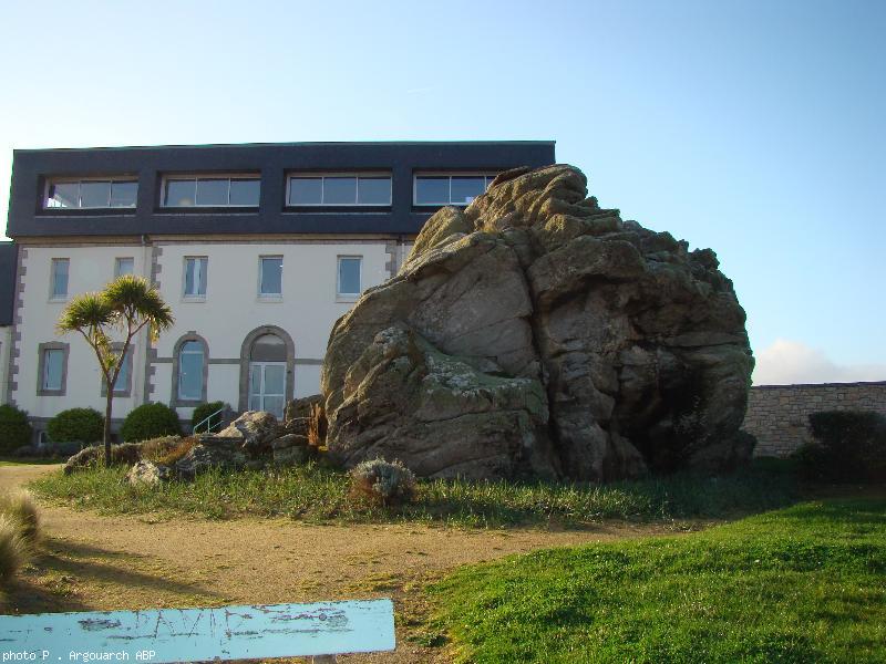 Le rocher Rockroum avec derrière le bâtiment d'origine de l'institut de thalassothérapie de Roscoff