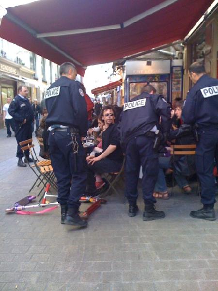 Photo prise quelques secondes avant le dérapage policier :
La terrasse est bondée ; le quartier calme ; des familles sont de sortie avec leurs enfants ; des trottinettes à côté des tables...<br>
Les forces de police elles sont déjà prêtes à l\'attaque