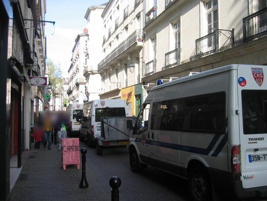 Dans la rue adjacente les camions des forces de police sont déjà là pour les renforts.
