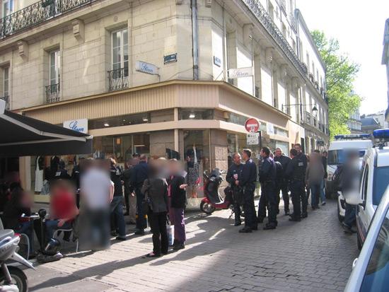 En plus de la quinzaine de policiers intervenant à la terrasse du café des \"spectateurs\" en uniformes observent la scène...