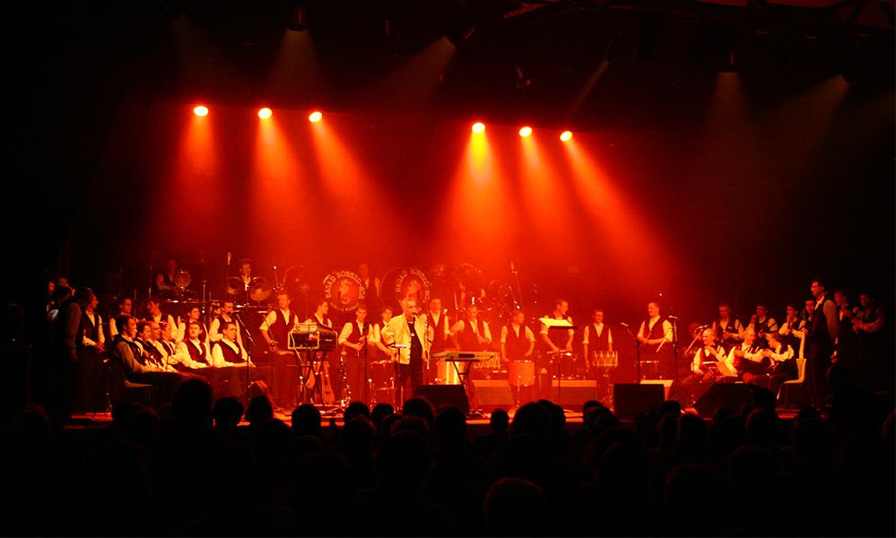 Bagad Roñsed-Mor Lokoal-Mendon en em gavo war al leurenn d’an 8 a viz Mae gant Dom Duff
Louise Ebrel Pat O’May Pascal Lamour Gilles Servat ha Samuel Le Henanff evit enrollañ ur
bladenn live.