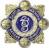 The badge of Garda Síochána na hÉireann with irish logo. (image: wikipedia)