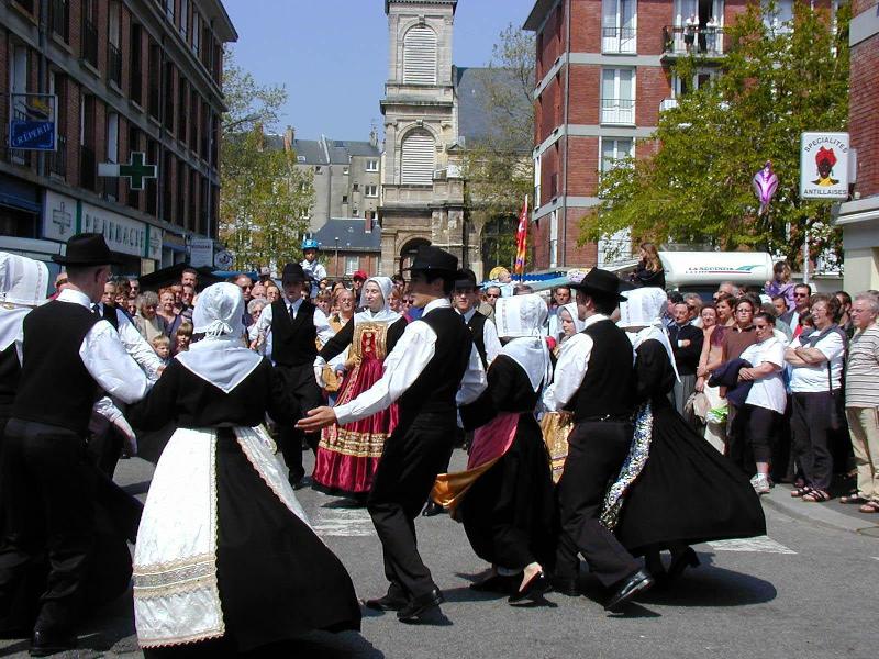 Cercle celtique dans les rues du quartier Saint Francois Le Havre.