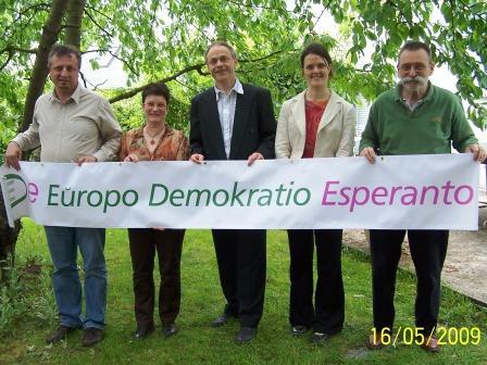 à <B>Cesson-Sévigné</B> le 16 mai 2009 de gauche à droite: <br><B>Philippe Bérizzi</B>: chargé des relations publiques et 7-ème de la liste EDE Ouest <br><B>Jeannick Huet</B>: professeur retraitée 6-ème de la liste EDE Nord-Ouest <br><B>Bert Schumann<