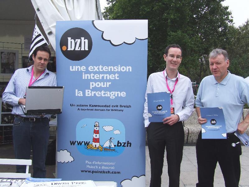 De g. à dr. Matthieu Crédou aujourd\'hui chargé de mission du .bzh. David Lesvenan président de l\'association www.bzh. Bernard Hommerie administrateur de Bretagne Prospective. Lors de la Breizh Touch à Paris à "Breizh sur Seine" au stand des associations bretonnes. Ph. Maryvonne Cadiou ABP.