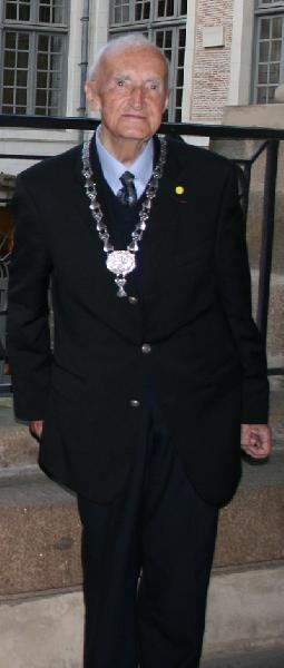 Le père Roger Abjean  décoré du collier de l'Ordre de l'Hermine en 2008 au Parlement de Bretagne à Rennes
