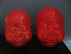 Zhen Wan Da artiste chinois s\'est approprié la technique de la
Faïencerie d\'Art Breton pour réaliser ces têtes rouges