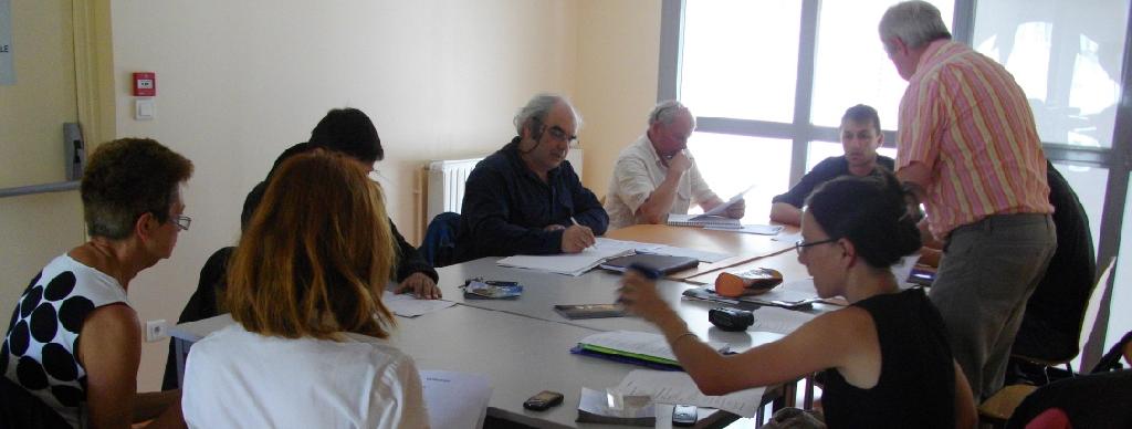 Bob Simon gant tud oc\'h ober war dro 8 strollad c\'hoariva ha 
stalioù c\'hoariva er skolaj hag el lise.