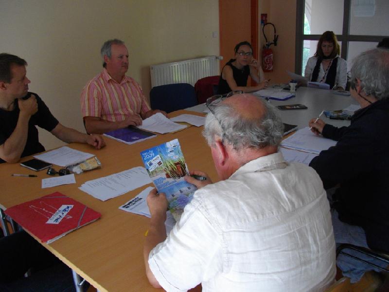 Un après-midi studieux pour les 12 membres de C\'Hoariva réunis
autour de Bob Simon le président.