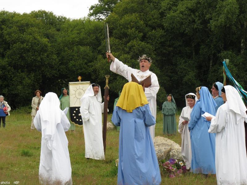 La réunion des épées. Le rite de l’épée brisée a été initié en 1899 par les Bretons suite à la réception de Kervarker (Théodore Hersart de La Villemarqué) au Gorsedd de Galles. Ces épées jumelles symbolisent le refus de combattre entre frères celtiques (