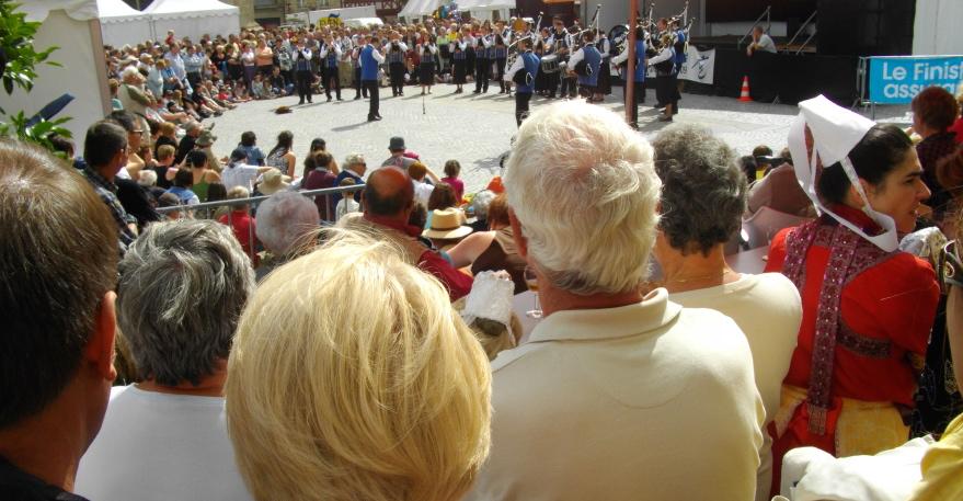 La place st Corentin quelques minutes avant l\'arrivée des
danseurs ...