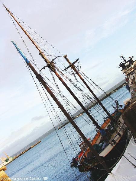 La Recouvrance à quai à Brest derrière le remorqueur Abeille Bourbon.