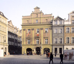 “Dom Bretanii” de Poznań. Inaugurée en mai 1993. La Maison de la Bretagne est située sur la place du Vieux Marché et occupe un immeuble du XVe siècle. Photo du site http://www.dombretanii.org.pl/ .