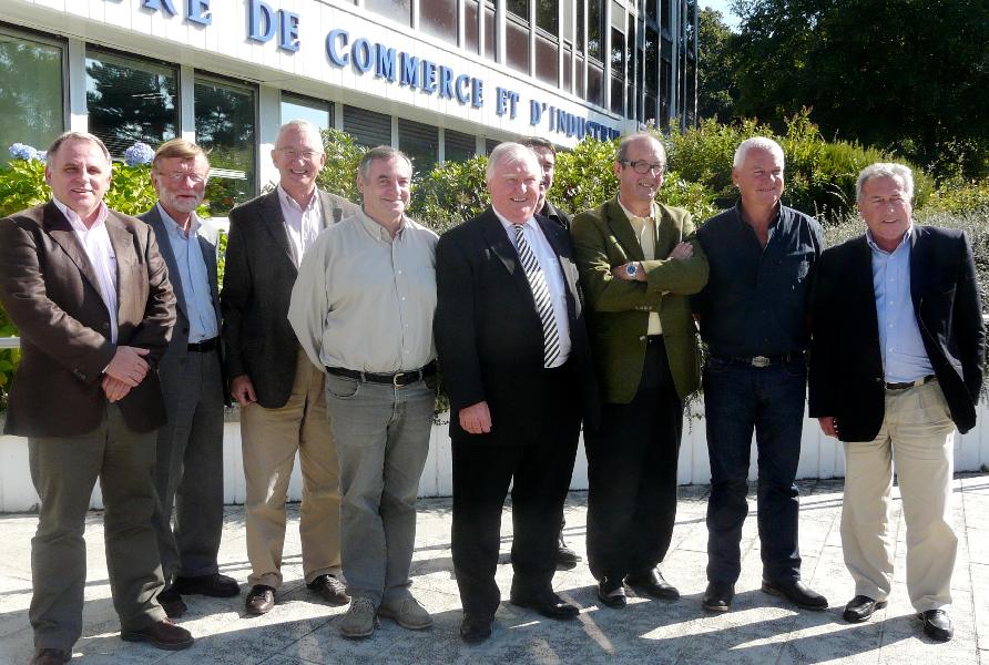 Autour du président Jean-François Garrec les membre de la
Commission \" Economie et culture\"