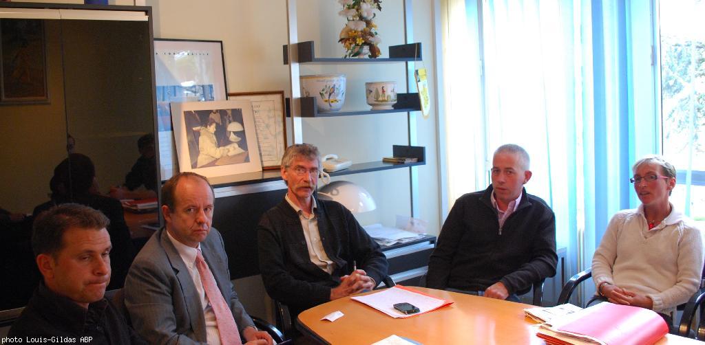 De gauche à droite Mikael Kernez Jean-Jacques Urvoas Jean-Paul Le Pann et deux représentants de la profession.