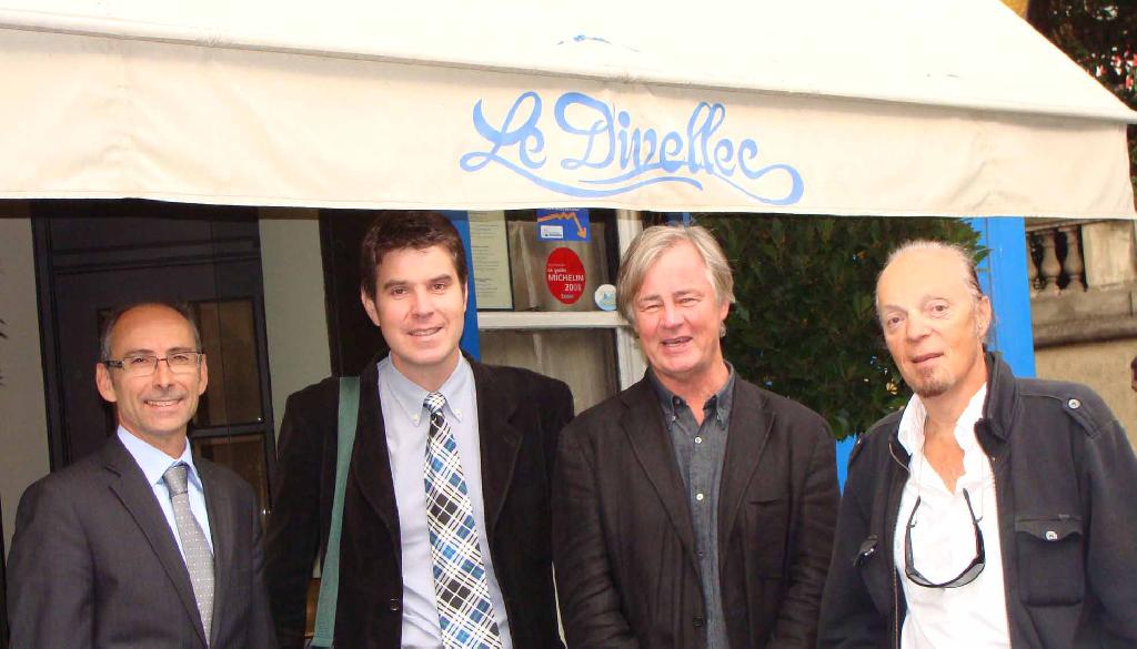 Paul Loret Ronan Le Flécher Denis Seznec et Alan Stivell (de
gauche à droite) ont plaidé pour la Bretagne Réunie chez le
cuisinier de la mer Le Divellec.