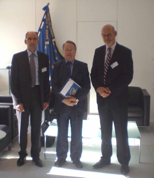 Le président Puig entouré de Paul Loret (Bretagne Réunie) à 
sa droite et de Jean-Pierre Levesque (ICB) à sa gauche à l'issue 
d'une heure d'entretien le 25 septembre au Conseil de l'Europe à 
Strasbourg.