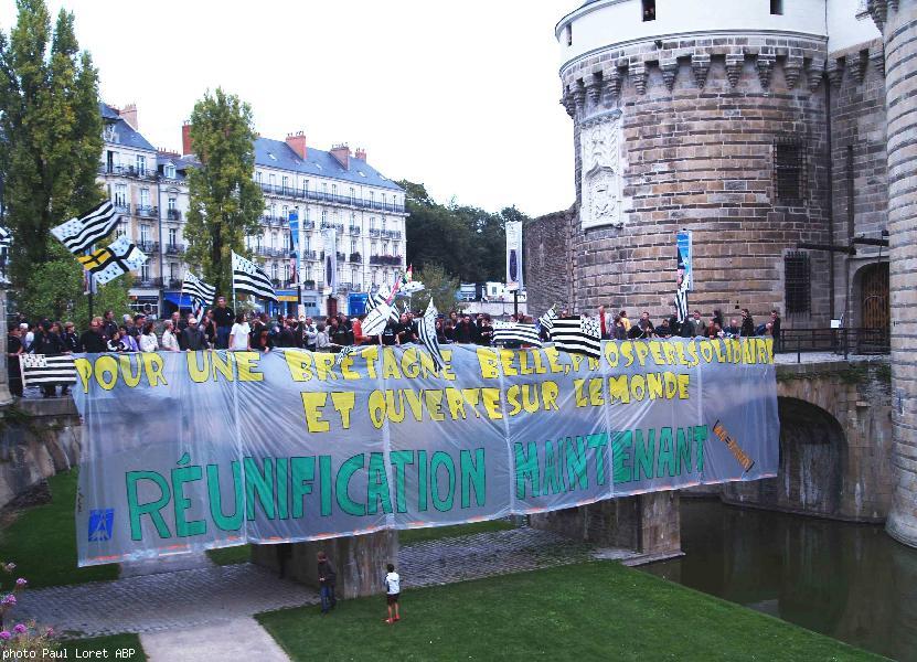 La banderole déployée sur le parapet de l'entrée principale du château des ducs de Bretagne à Nantes au soir du 3 octobre 2009. Magnifique banderole réalisée avec le concours du collectif 44=BREIZH qui a fait preuve d’ingéniosité du fait de sa visibilité
