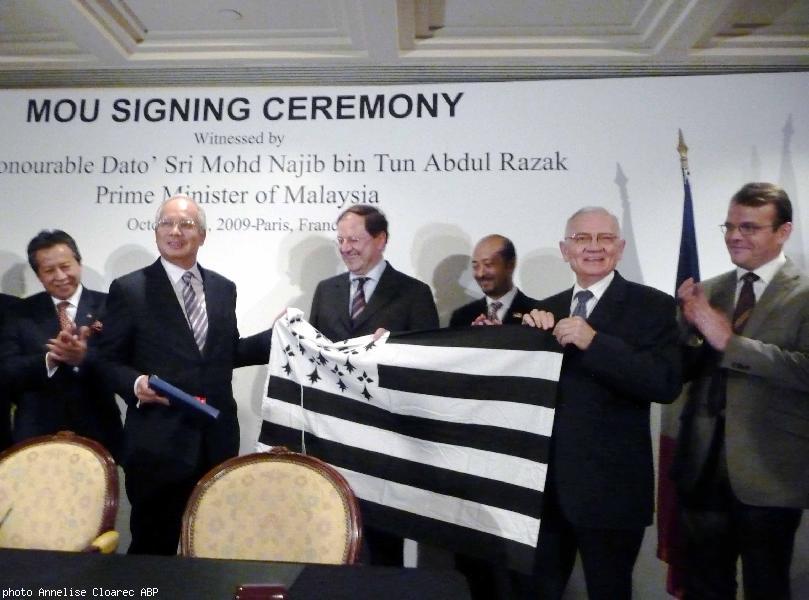 Le Premier ministre de Malaisie Dato\' Sri Mohd Najib Tun Razak et
l\'industriel Alain Glon président de l\'Institut de Locarn exhibent le
gwen ha du sous les yeux du secrétaire d\'État français Hervé
Novelli.