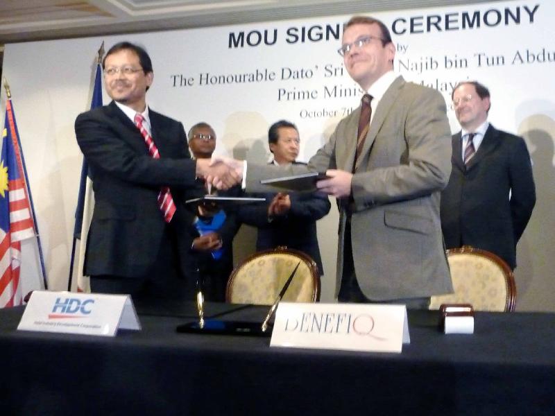 Benoît Glon de Benefiq (groupe Glon) et le PDG de HDC Dato\' Seri
Jamil viennent de signer un accord pour développer les échanges
entre la Bretagne et la Malaisie en matière de Halal.