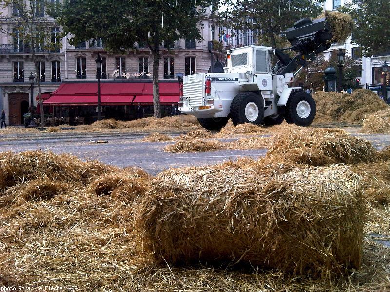 Au pied du Fouquet\'s la paille couvre les pavés de la plus belle avenue du monde