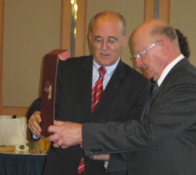 Bernard Poignant maire de Kemper remettant un cadeau à Yves Lainé. Photo AEB-USV.