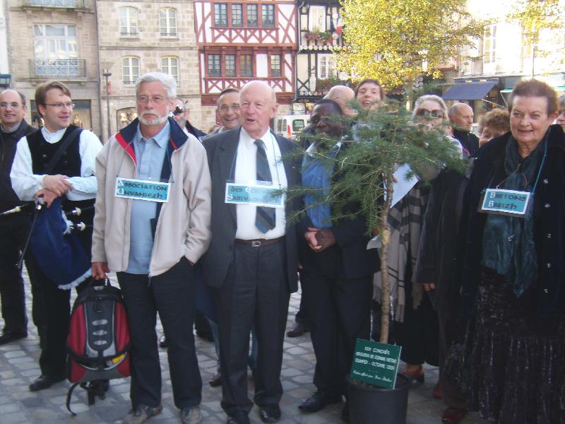 Les écrivains bretons guidés par des sonneurs arrivent devant la mairie de Kemper place Saint Corentin. Photo AEB-USV.