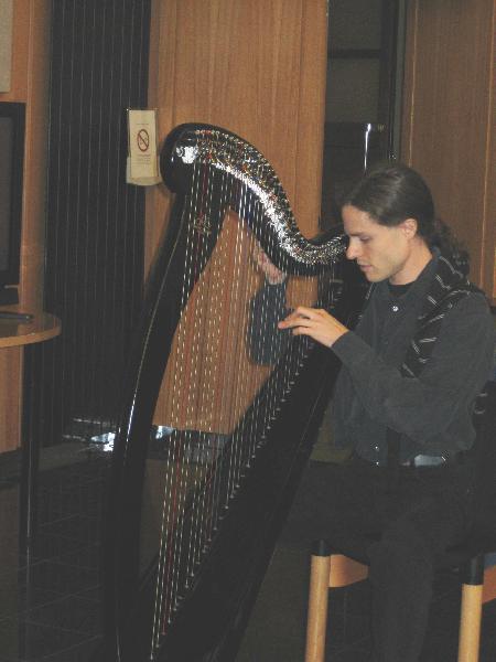 Tristan Le Govic dans son mémorable concert de harpe le samedi soir. Photo AEB-USV.