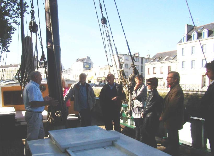 Les écrivains bretons visitent le “Corentin” lougre de l\'Odet guidés par Jean-Marc Sochard. Photo AEB-USV.