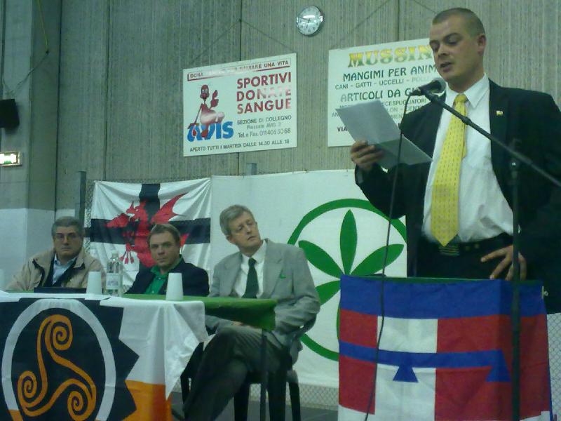 Ronan LE GALL faisant son discours à l\'assemblée fournie et attentive