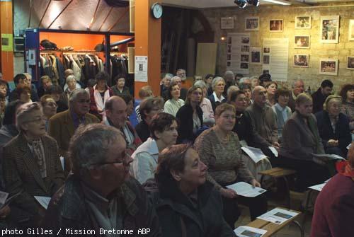 Nombreuse assemblée pour l\'hommage au Père Le Quéméner