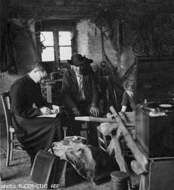 L\'abbé Falc\'hun enquêtant (à gauche Claudie Marcel-Dubois)